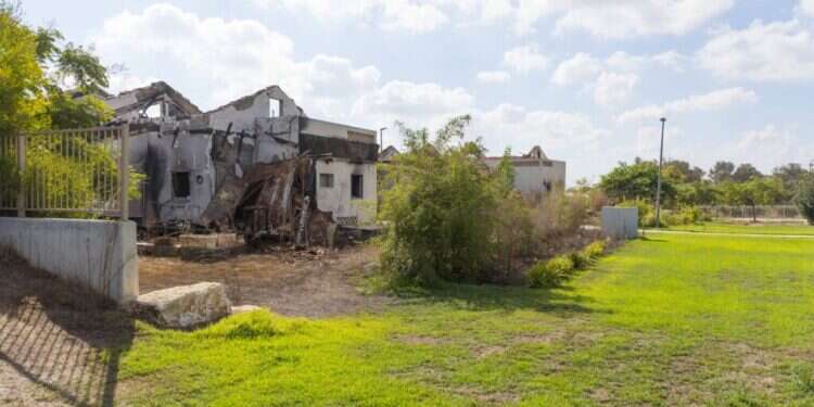 "קהילת בארי תחזור ותקום כמו גדולה". הבית שנחרב. צילום: לירון מולדובן
