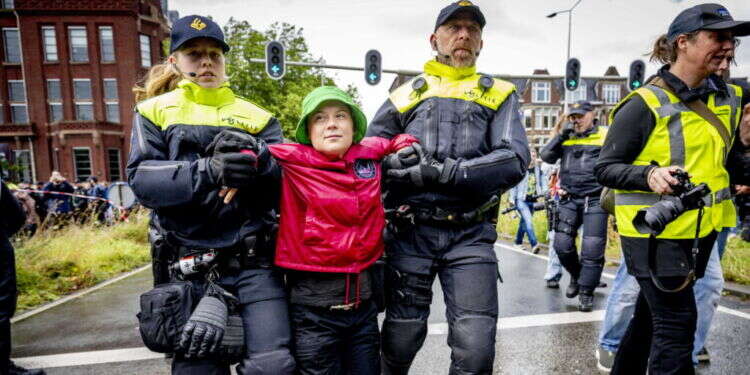 גרטה תונברג נעצרת בהאג, לפני כחודשיים. צילום: EPA דנמרק: גרטה תונברג נעצרה בהפגנה אנטי-ישראלית