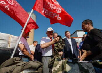 קומוניסטים רוסים מכינים משלוח הומניטרי לקורסק. AFP