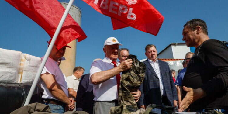 קומוניסטים רוסים מכינים משלוח הומניטרי לקורסק. AFP EPA/YURI KOCHETKOV קומוניסטים רוסים מכינים משלוח הומניטרי לקורסק. AFP