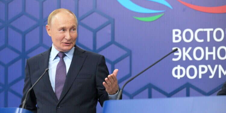 פוטין: אני תומך בהאריס כי הצחוק שלה מדבק