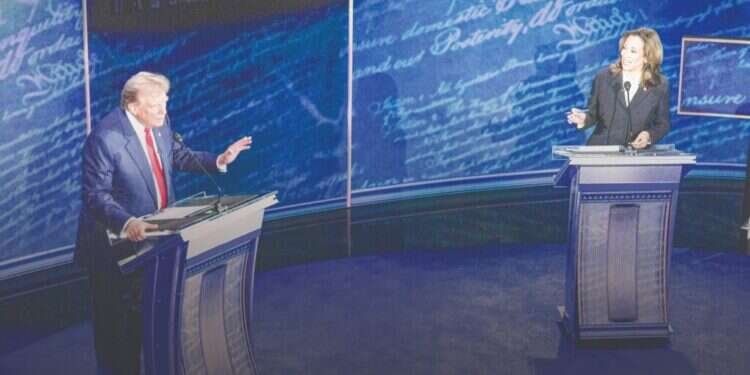 האריס וטראמפ במהלך העימות במרכז החוקה הלאומי בפילדלפיה, השבוע. צילום: אי.פי.איי העימות בין טראמפ להאריס היה בעיקר הצגה של עיתונות גרועה