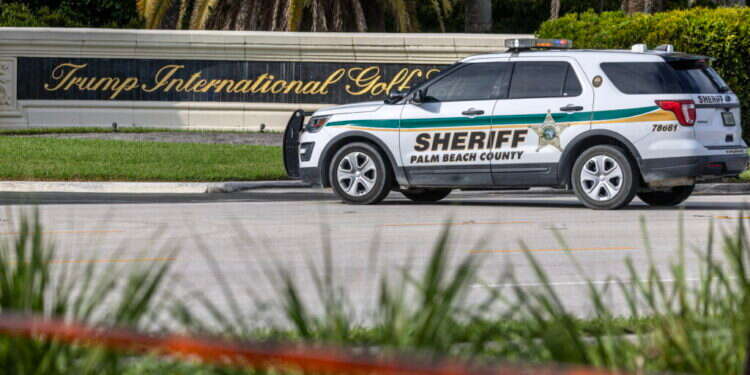 ניידת בזירת ניסיון ההתנקשות בטראמפ. צילום: EPA טראמפ שרד ניסיון התנקשות נוסף – היורה נתפס