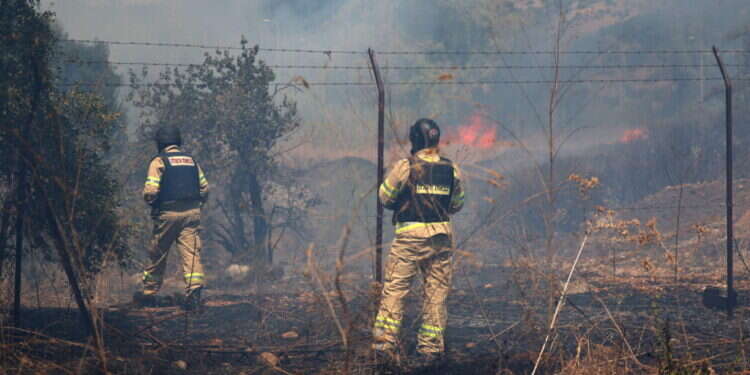 שריפה סמוך קיבוץ שניר כתוצאה מירי חיזבאללה. צילום: EPA רצועת ביטחון חדשה: חיזבאללה מגביר את הירי ליישובים שלא פונו