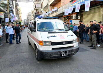 אמבולנס ברחובות ביירות. צילום: EPA