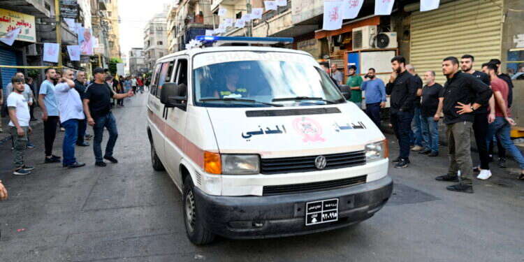 אמבולנס ברחובות ביירות. צילום: EPA