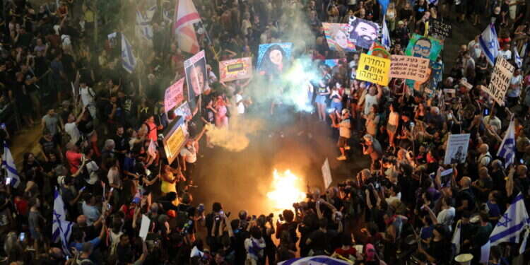 הפגנה בעד עסקה חטופים. צילום: EPA יוזמה חדשה: מסלול לוחמה מגדרי לבנות דתיות