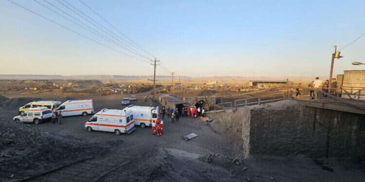 המכרה האיראני לאחר הפיצוץ. צילום: EPA איראן: מעל 50 הרוגים בפיצוץ במכרה פחם