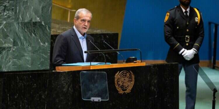 נשיא איראן פשזכיאן נואם בעצרת האו נשיא איראן פשזכיאן נואם בעצרת האו"ם, השבוע. צילום: אי.פי.איי