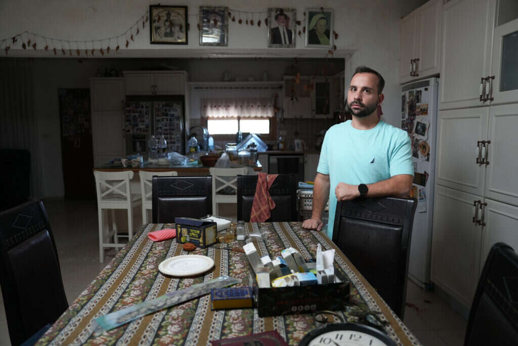 אוריה אלקיים בבית הוריו בקריית שמונה. צילום: אייל מרגולין - ג'יני