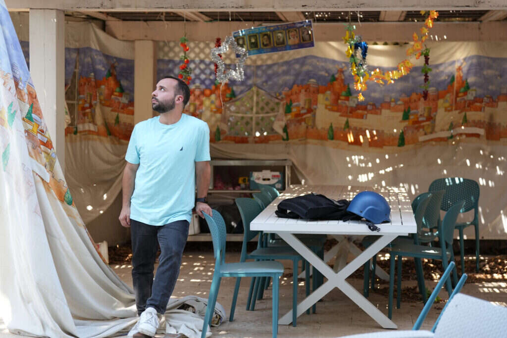 אוריה אלקיים בסוכת הוריו שנותרה בנויה בקריית שמונה. צילום: אייל מרגולין - ג'יני