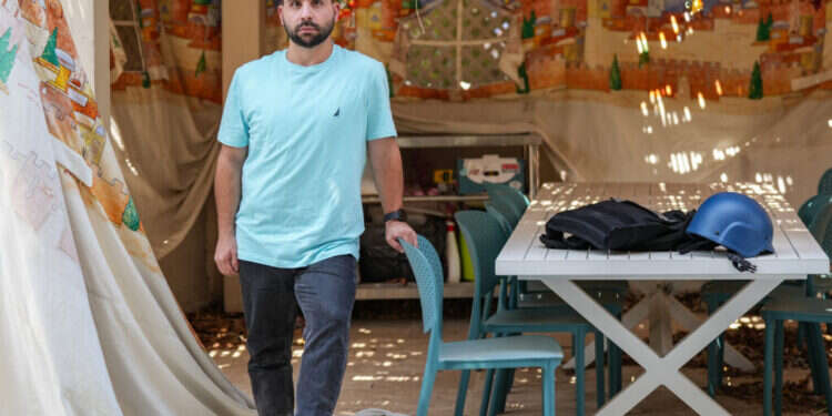 אוריה אלקיים בסוכה בבית הוריו בקריית־שמונה, שלשום. צילום: אייל מרגולין, ג'יני אלקיים בסוכה בבית הוריו בקריית־שמונה, שלשום. צילום: אייל מרגולין, ג'יני