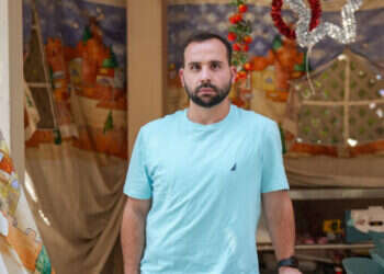 אלקיים בסוכה בבית הוריו בקריית־שמונה, שלשום. צילום: אייל מרגולין, ג'יני