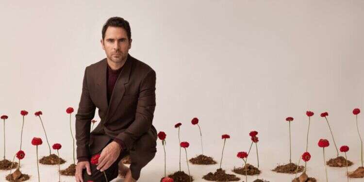 תמיר סטיינמן. צילום: שילת מזרחי, עוזרת צלמת: לינור יעקב, סטיילינג: איה מלמד, איפור ושיער: דניאל בר דוד, פרחים: טל אבלמן