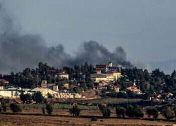 "מטולה של היום היא יישוב שבורחים ממנו, ולא אליו". פגיעות במטולה מירי חיזבאללה. צילום: איי.אף.פי