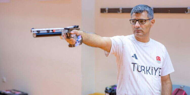 הקלע הטורקי יוסוף דיקץ'. צילום: AFP הקלע האולימפי הטורקי שחרך את הרשת, רשם פטנט על הצורה בה הוא עמד