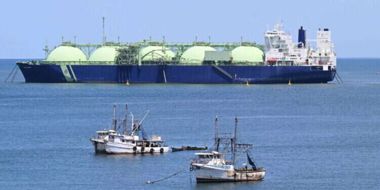 בריטניה מטילה סנקציות חדשות על "צי הצללים" הרוסי