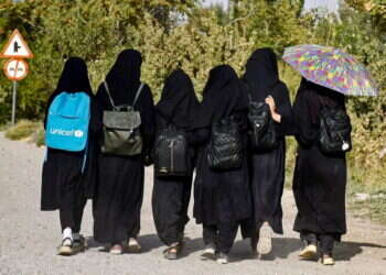 בנות אפגניות ליד בית הספר המוסלמי במחוז שולגרה. צילום: AFP