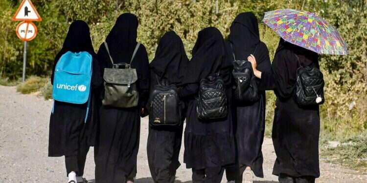 בנות אפגניות ליד בית הספר המוסלמי במחוז שולגרה. צילום: AFP