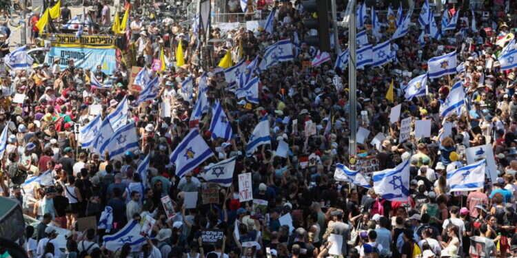 הפגנה בעד עסקת החטופים. צילום: AFP הכול פוליטי? בין השביתה להקלטות מנדלבליט-נוה עובר קו ישיר