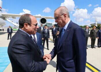 לאחר עשור של יחסים עכורים: א-סיסי נחת בטורקיה ונפגש עם ארדואן