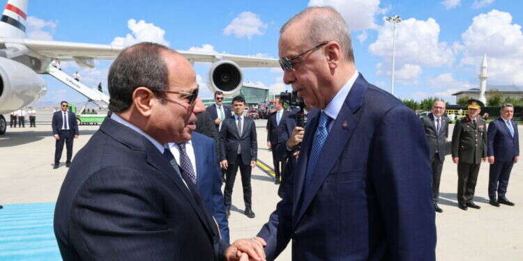 א-סיסי וארדואן. צילום: Mustafa KAMACI / TURKISH PRESIDENTIAL PRESS SERVICE / AFP לאחר עשור של יחסים עכורים: א-סיסי נחת בטורקיה ונפגש עם ארדואן
