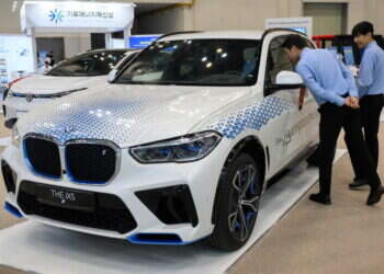 מכונית הקונספט מונעת המימן BMW iX5. צילום: 
 ANTHONY WALLACE / AFP "מחיר אטרקטיבי ללקוח": ב.מ.וו תשיק מכונית מונעת מימן
