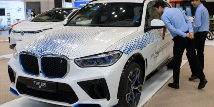 מכונית הקונספט מונעת המימן BMW iX5. צילום: 
 ANTHONY WALLACE / AFP "מחיר אטרקטיבי ללקוח": ב.מ.וו תשיק מכונית מונעת מימן