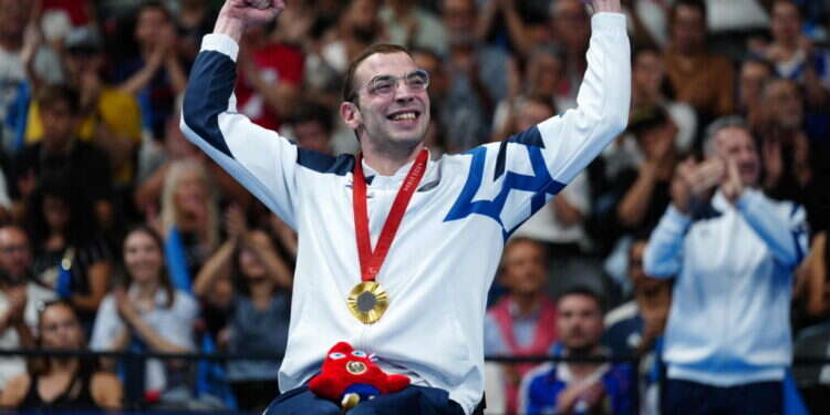 עמי דדאון חוגג את מדליית הזהב / AFP גשם של מדליות פאראלימפיות: מכדורשער ועד הטניס