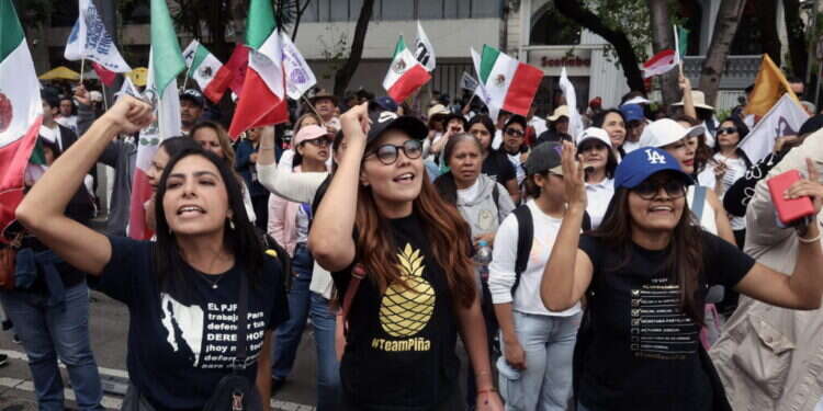 המחאה נגד הרפורמה המשפטית במקסיקו. צילום: AFP אלפים מוחים ברחובות נגד הרפורמה המשפטית – במקסיקו