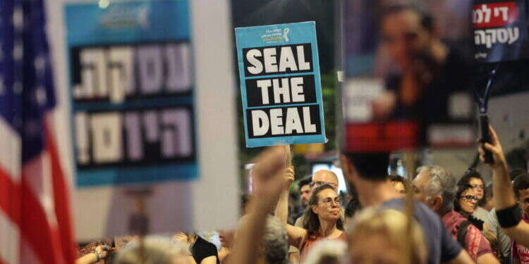 הפגנה בעד עסקת החטופים. צילום: AFP זמן לאגרסיביות: הטרור מתפוצץ ביהודה ושומרון, והגיע הזמן לשנות דיסקט