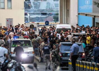 אחת מזירות הפיצוצים בלבנון. צילום: AFP תשעה הרוגים ואלפי פצועים בפיצוצים ברחבי לבנון