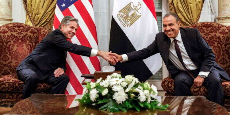 שרי החוץ המצרי והאמריקני בפגישה במצרים, ספטמבר. צילום: Evelyn Hockstein / AFP "להבטיח את שחרורם של כל בני הערובה": בלינקן נחת במצרים
