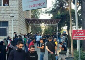 רחבת בית החולים במזרח לבנון לאחר הפיצוצים במכשירי הקשר. צילום: AFP