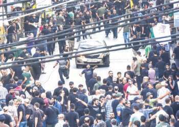 פיצוץ במכונית בביירות במהלך הלוויה לאחד מהרוגי הביפרים הממולכדים. צילום: AFP