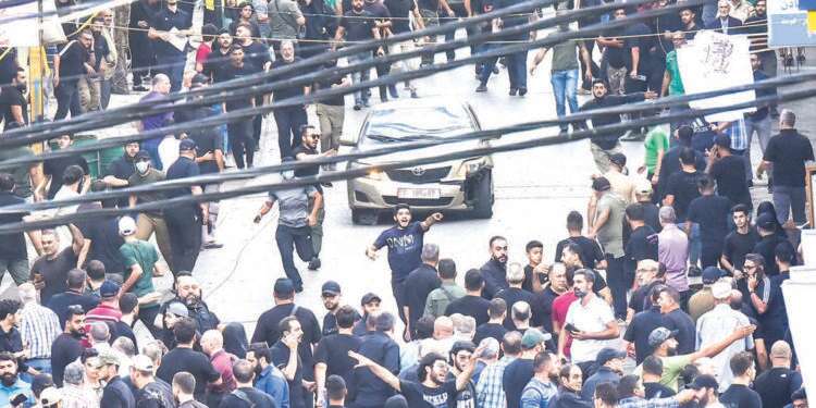 פיצוץ במכונית בביירות במהלך הלוויה לאחד מהרוגי הביפרים הממולכדים. צילום: AFP פיצוץ במכונית בביירות במהלך הלוויה לאחד מהרוגי הביפרים הממולכדים. צילום: AFP