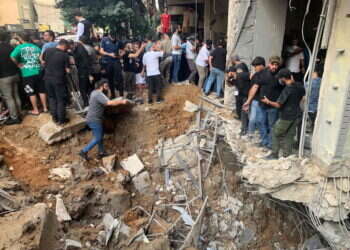 הנהגה מצילת חיים..הרס בפאתי ביירות. צילום: איי. אף. פי