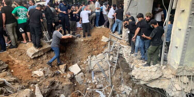 הרס בפאתי ביירות. צילום: איי. אף. פי הנהגה מצילת חיים..הרס בפאתי ביירות. צילום: איי. אף. פי