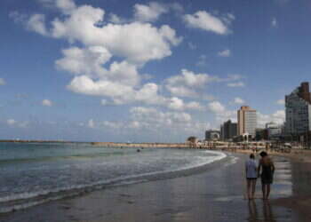 חוף הים בתל אביב. צילום: AFP