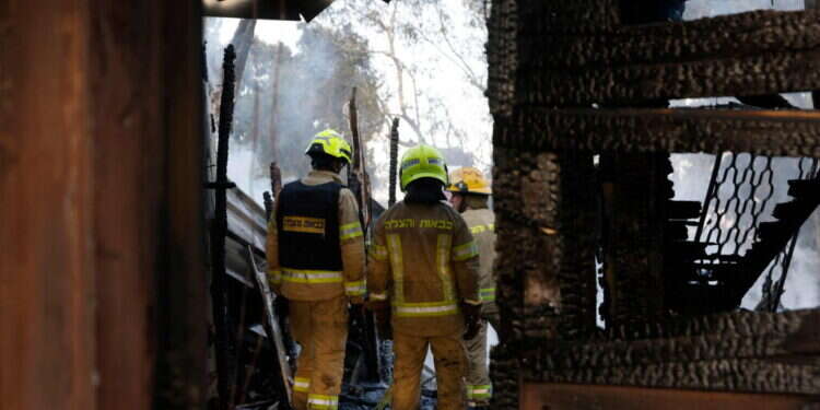כוחות כיבוי והצלה בבית שנפגע מפגיעת טיל בקדיתא. צילום: AFP בעקבות חיסול מתכנני "כיבוש הגליל": כיתות הכוננות נערכות בכל הגזרות