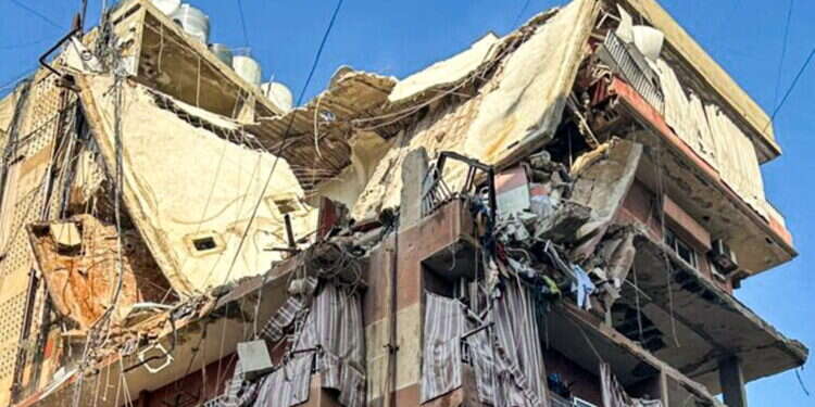 הבניין שהופצץ. צילום: AFP עכשיו זה רשמי: צה"ל הודיע כי חיסל את ראש מערך הטילים של חיזבאללה