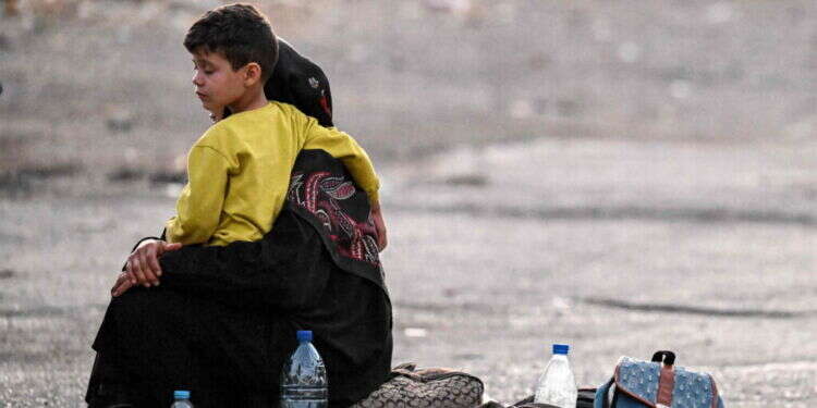 פליטים לבנוניים במעבר גבול סורי-לבנוני. צילום: AFP המטרה הנוחה – ישראל: הפליטים הלבנונים מלחיצים את יוון