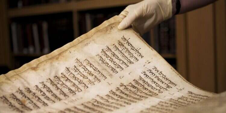 כתב יד עתיק. אילוסטרציה. צילום: AP התנ"ך העברי מהמאה ה־14, נמכר במכירה פומבית ב־6.7 מיליון דולר