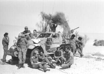 לקח רוחני ואקטואלי מהאושפיזין שבחג הסוכות. סוכה במלחמת יום הכיפורים, סיני 1973. צילום: שלמה ארד, לע"מ