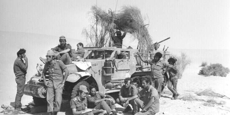 לקח רוחני ואקטואלי מהאושפיזין שבחג הסוכות. סוכה במלחמת יום הכיפורים, סיני 1973. צילום: שלמה ארד, לע לקח רוחני ואקטואלי מהאושפיזין שבחג הסוכות. סוכה במלחמת יום הכיפורים, סיני 1973. צילום: שלמה ארד, לע"מ