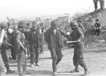 חיילי צה"ל מזהים מחבלים לפני שחרורם בעסקת ג'יבריל, 1985. צילום: לע"מ