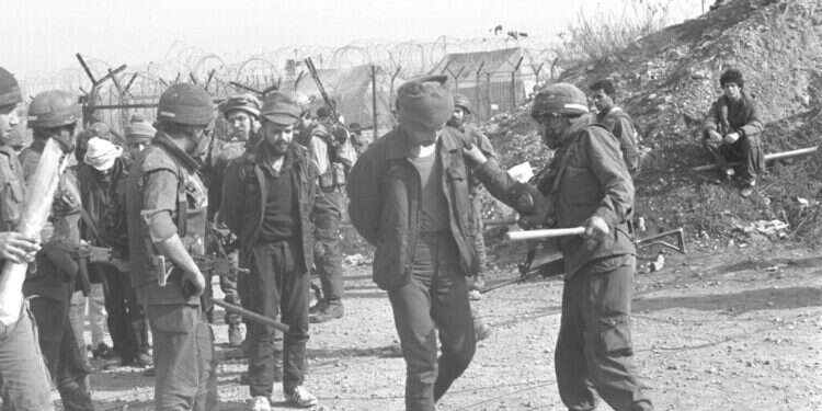חיילי צה"ל מזהים מחבלים לפני שחרורם בעסקת ג'יבריל, 1985. צילום: לע"מ