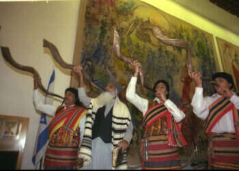 טקס שנערך בכנסת בשנת 1998, לציון חמישים שנה לעליית יהודי תימן. צילום: אבי אוחיון, לע"מ