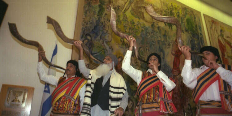 טקס שנערך בכנסת בשנת 1998, לציון חמישים שנה לעליית יהודי תימן. צילום: אבי אוחיון, לע טקס שנערך בכנסת בשנת 1998, לציון חמישים שנה לעליית יהודי תימן. צילום: אבי אוחיון, לע"מ