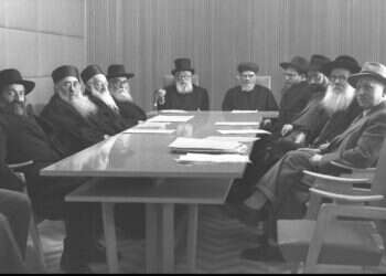 הרבנים הראשיים יצחק הרצוג ויצחק ניסים יושבים בראש מועצת הרבנות הראשית, 1959. צילום: משה פרידן, לע"מ